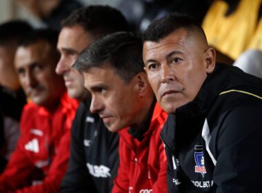 Jorge Almirón y el cuerpo técnico de Colo-Colo en el banco de suplentes.