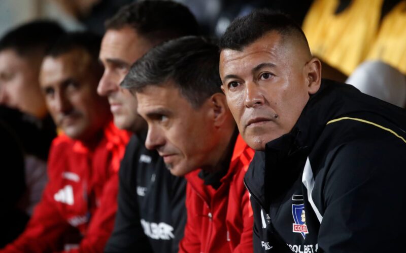 Jorge Almirón y el cuerpo técnico de Colo-Colo en el banco de suplentes.