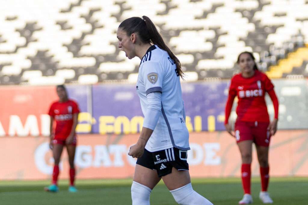 Isidora Olave celebrando su segundo gol en el partido de Colo-Colo frente a U. Católica