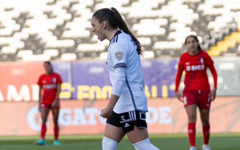 Isidora Olave celebrando su segundo gol en el partido de Colo-Colo frente a U. Católica