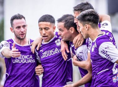 Jugadores de Defensor Sporting abrazando a Octavio Rivero tras anotar un gol.