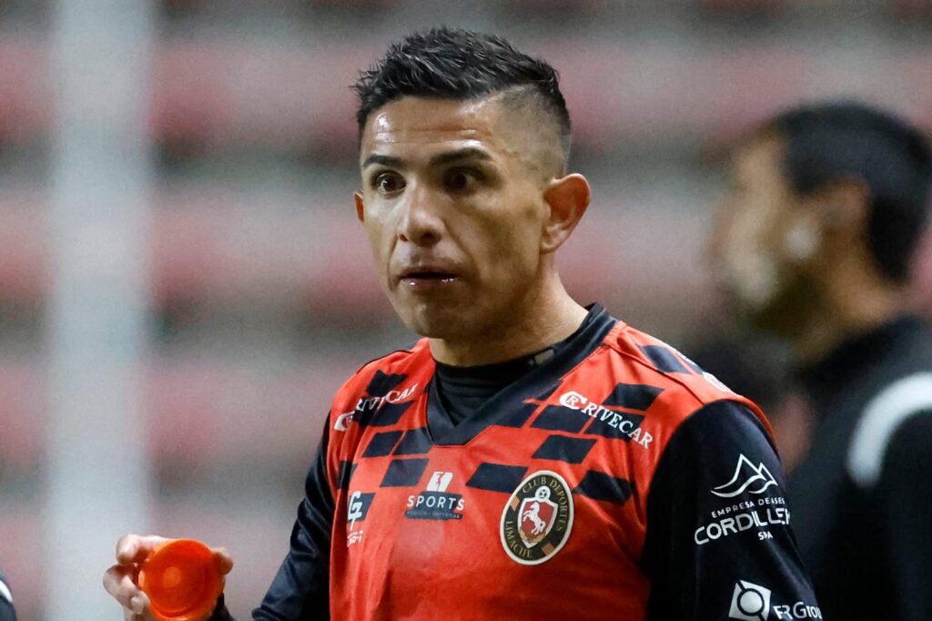 Primer plano a Felipe Flores con camiseta de Deportes Limache