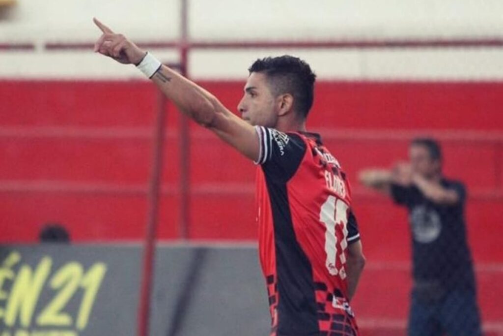 Felipe Flores con camiseta de Deportes Limache celebrando un gol