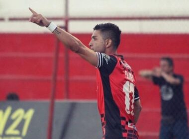 Felipe Flores con camiseta de Deportes Limache celebrando un gol