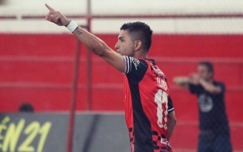 Felipe Flores con camiseta de Deportes Limache celebrando un gol