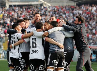 Plantel de Colo-Colo abrazado celebrando un gol en el Estadio Monumental.