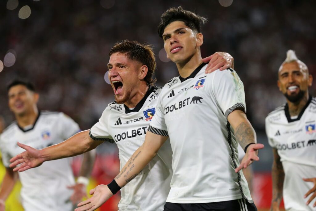 Leonardo Gil y Carlos Palacios celebrando un gol por Colo-Colo en Copa Libertadores.