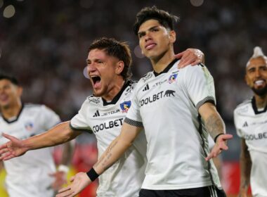 Leonardo Gil y Carlos Palacios celebrando un gol por Colo-Colo en Copa Libertadores.