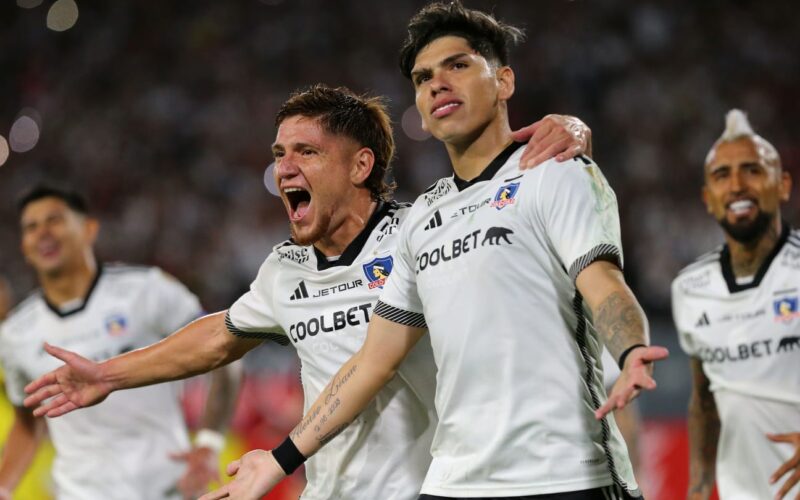 Leonardo Gil y Carlos Palacios celebrando un gol por Colo-Colo en Copa Libertadores.
