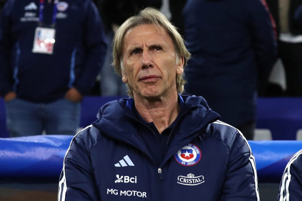 Primer plano a Ricardo Gareca con indumentaria de la Selección Chilena