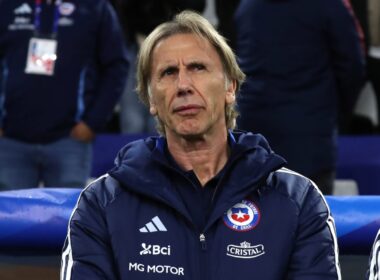 Primer plano a Ricardo Gareca con indumentaria de la Selección Chilena