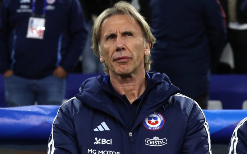 Primer plano a Ricardo Gareca con indumentaria de la Selección Chilena