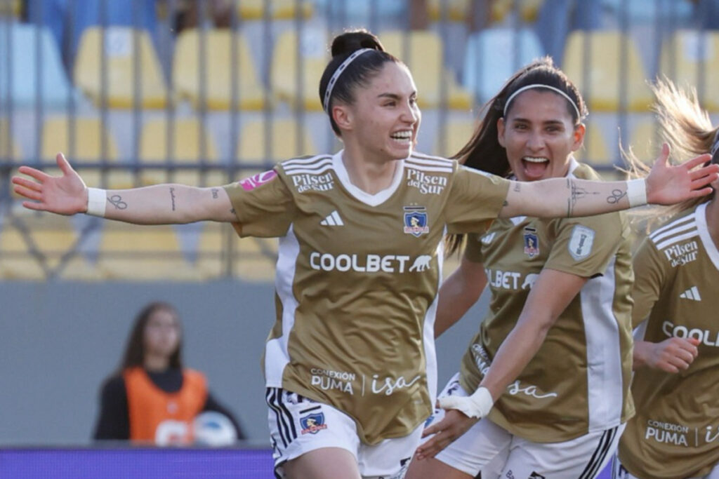 Javiera Grez celebrando un gol con Colo-Colo