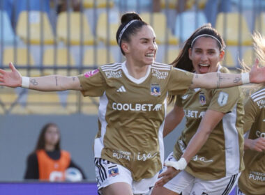 Javiera Grez celebrando un gol con Colo-Colo