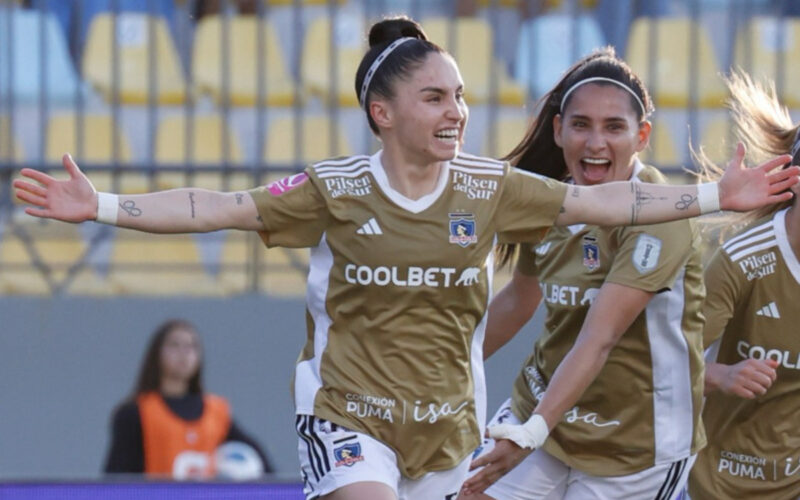 Javiera Grez celebrando un gol con Colo-Colo