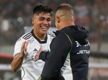 Damián Pizarro y el técnico de Colo-Colo, Jorge Almirón.