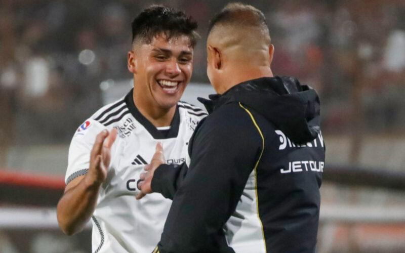 Damián Pizarro y el técnico de Colo-Colo, Jorge Almirón.