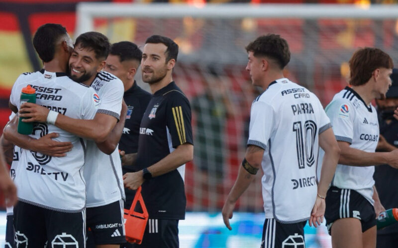 Jugadores de Colo-Colo tras el triunfo frente a Unión Española.