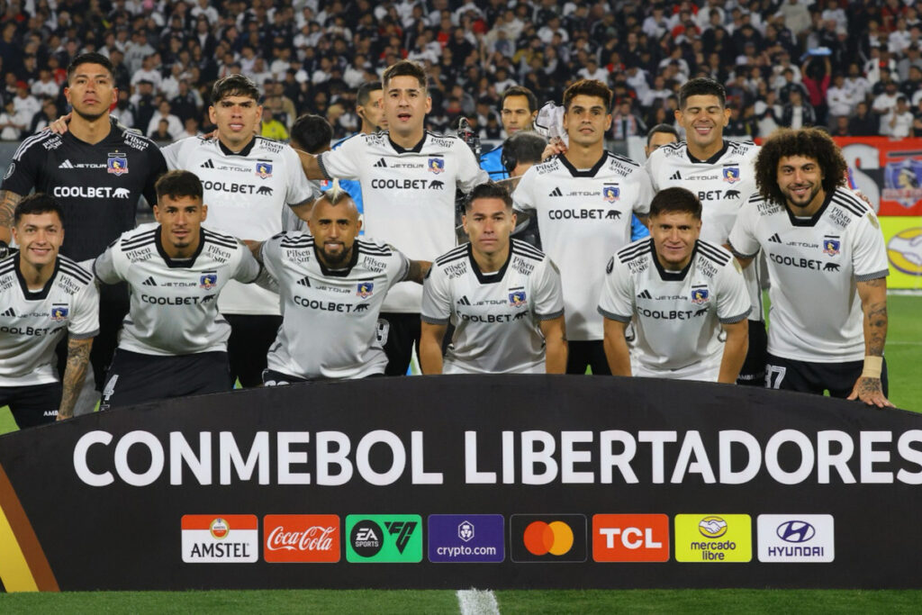 El plantel titular de Colo-Colo antes de disputar un duelo de Copa Libertadores 2024.