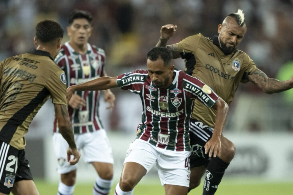 Jugadores de Colo-Colo disputando un balón en el partido frente Fluminense por Copa Libertadores.