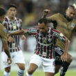 Jugadores de Colo-Colo disputando un balón en el partido frente Fluminense por Copa Libertadores.