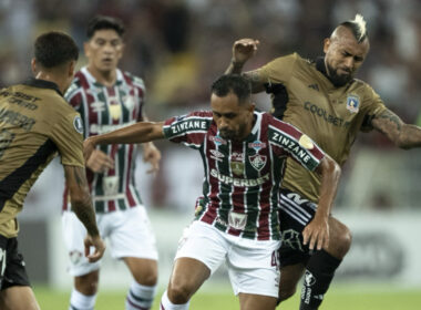 Jugadores de Colo-Colo disputando un balón en el partido frente Fluminense por Copa Libertadores.