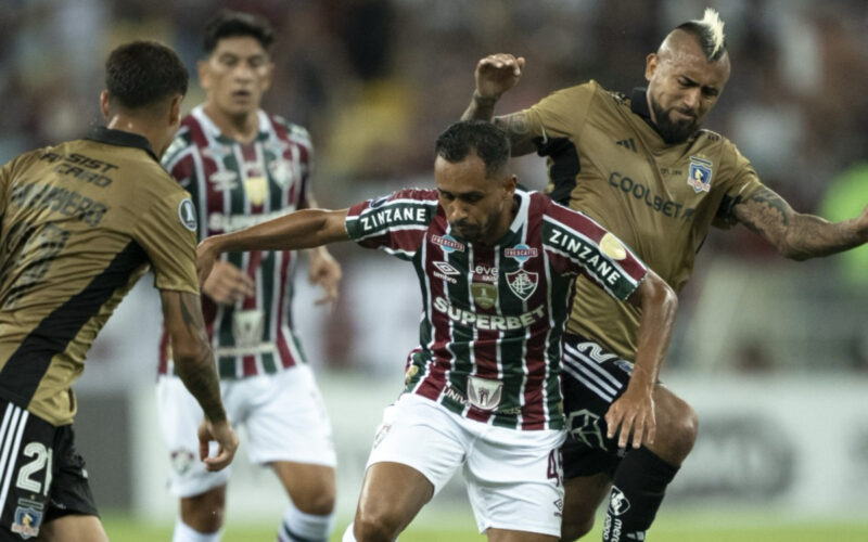 Jugadores de Colo-Colo disputando un balón en el partido frente Fluminense por Copa Libertadores.