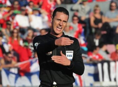 Primer plano a Wilmar Roldán impartiendo justicia en un partido de la Selección Chilena