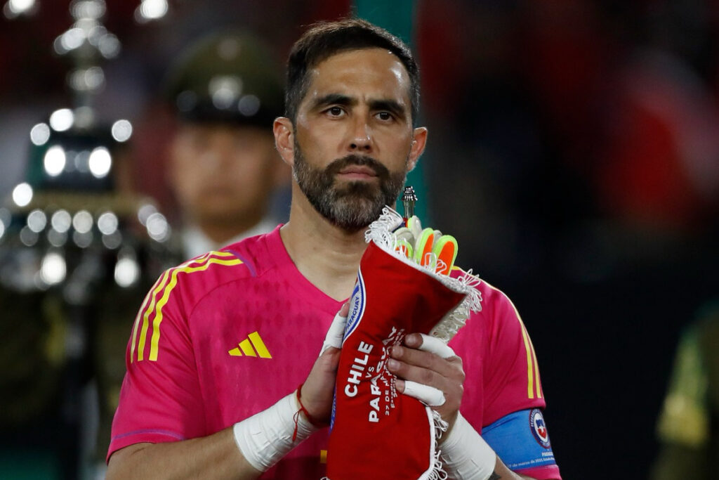 Claudio Bravo en el partido amistoso entre la Selección Chilena y Paraguay en 2023.