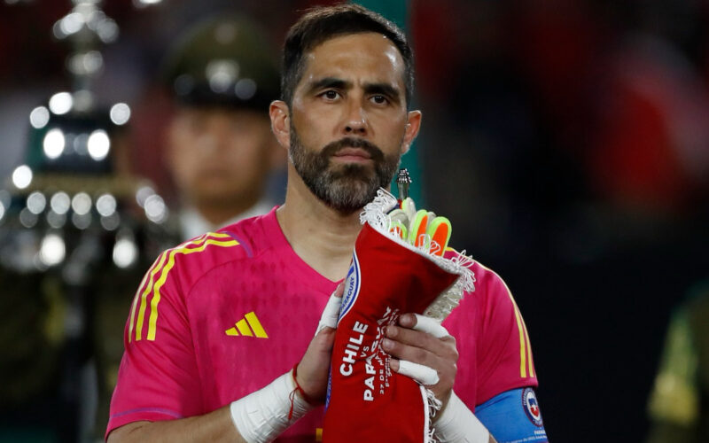 Claudio Bravo en el partido amistoso entre la Selección Chilena y Paraguay en 2023.