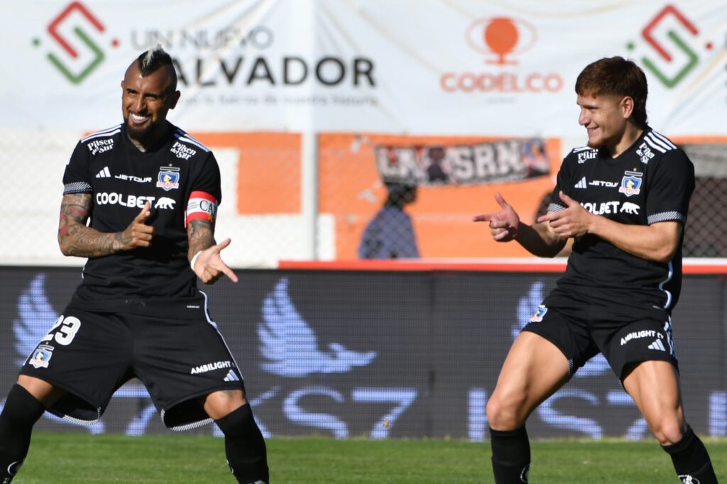 Primer plano a Arturo Vidal y Leonardo Gil con camiseta de Colo-Colo