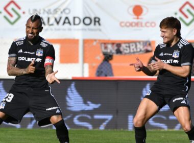 Primer plano a Arturo Vidal y Leonardo Gil con camiseta de Colo-Colo