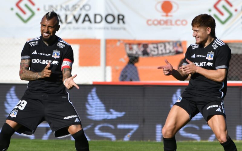 Primer plano a Arturo Vidal y Leonardo Gil con camiseta de Colo-Colo