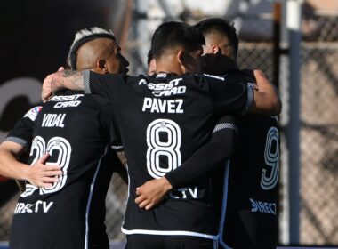 Plantel de Colo-Colo celebrando un gol con camiseta negra en el Estadio El Cobre de El Salvador.