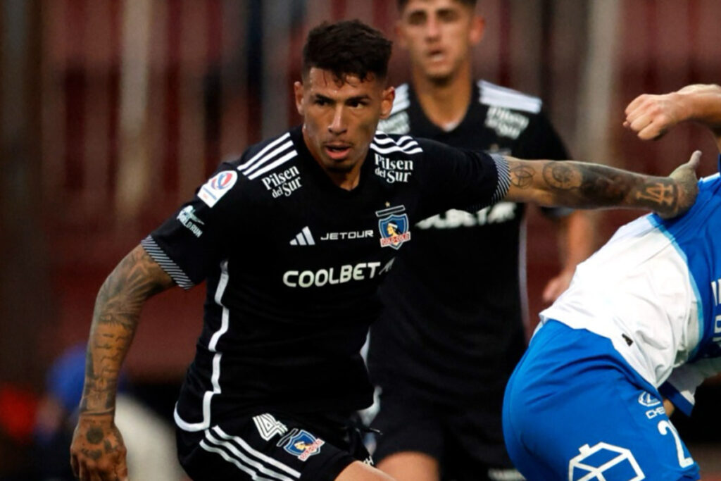 El defensor de Colo-Colo, Alan Saldivia, en el partido con Universidad Católica.