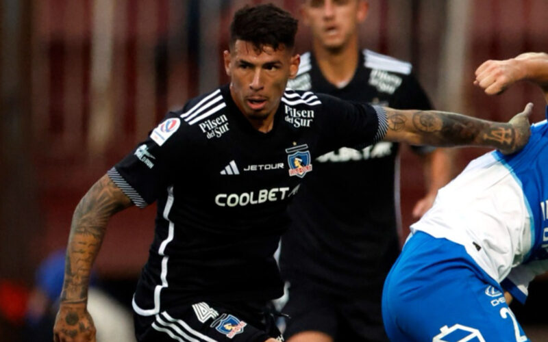 El defensor de Colo-Colo, Alan Saldivia, en el partido con Universidad Católica.