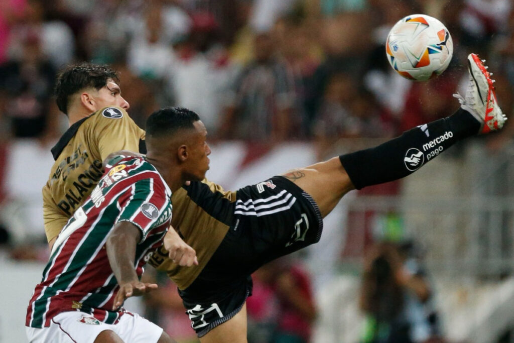 Carlos Palacios y Marquinhos en el duelo de Colo-Colo y Fluminense por Copa Libertadores 2024