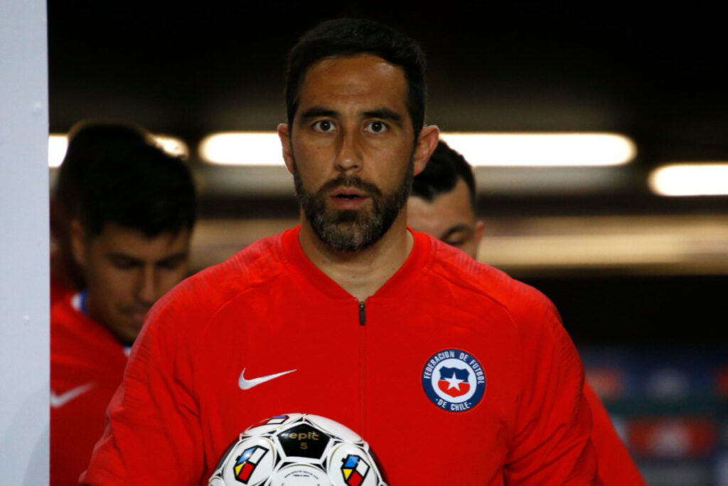 Claudio Bravo durante el duelo amistoso de la Selección Chilena frente a Bolivia en 2021.