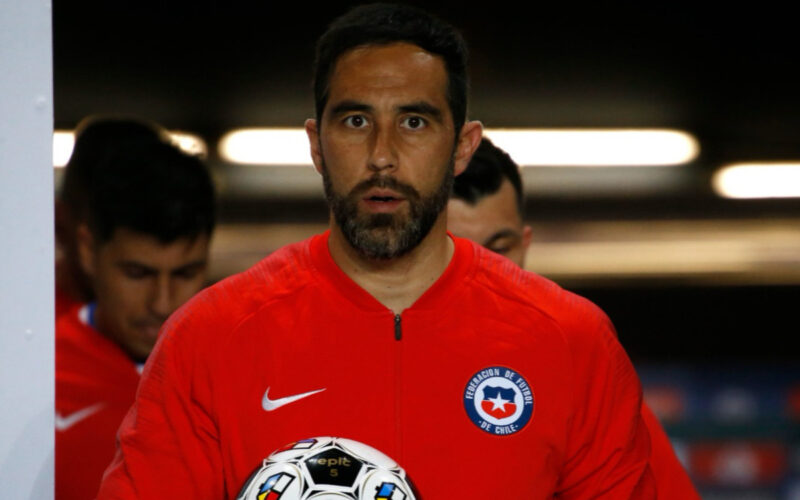 Claudio Bravo durante el duelo amistoso de la Selección Chilena frente a Bolivia en 2021.