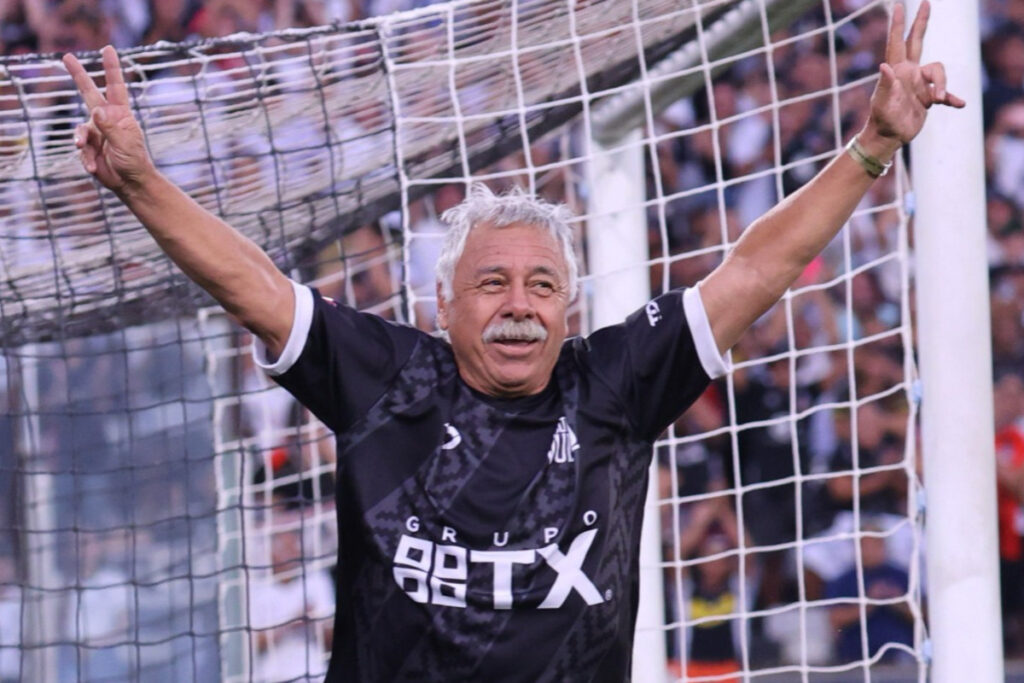 Carlos Caszely celebrando un gol en la despedida de Jaime Valdés.