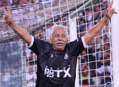 Carlos Caszely celebrando un gol en la despedida de Jaime Valdés.