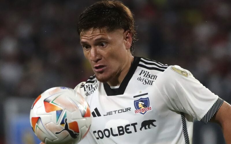 Primer plano a Leonardo Gil con un balón en un partido de Colo-Colo.