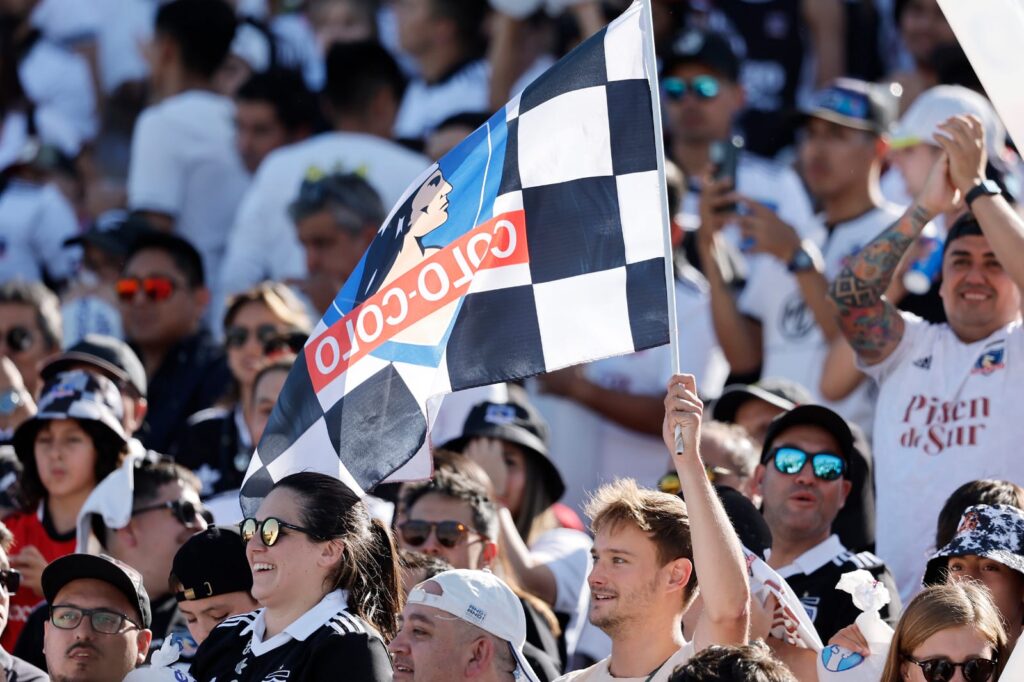 Hinchas de Colo-Colo y bandera de Colo-Colo en las graderías del Estadio Monumental.