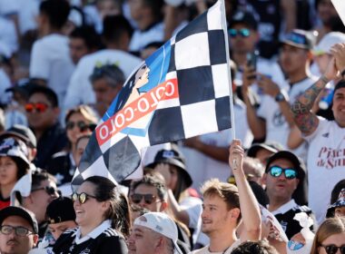 Hinchas de Colo-Colo y bandera de Colo-Colo en las graderías del Estadio Monumental.