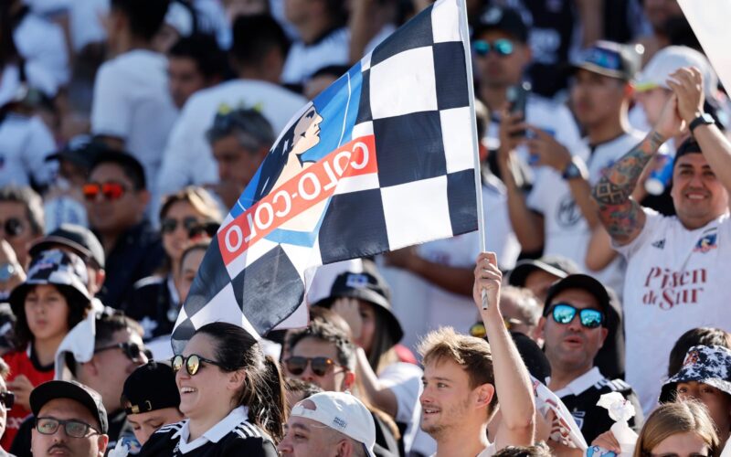 Hinchas de Colo-Colo y bandera de Colo-Colo en las graderías del Estadio Monumental.