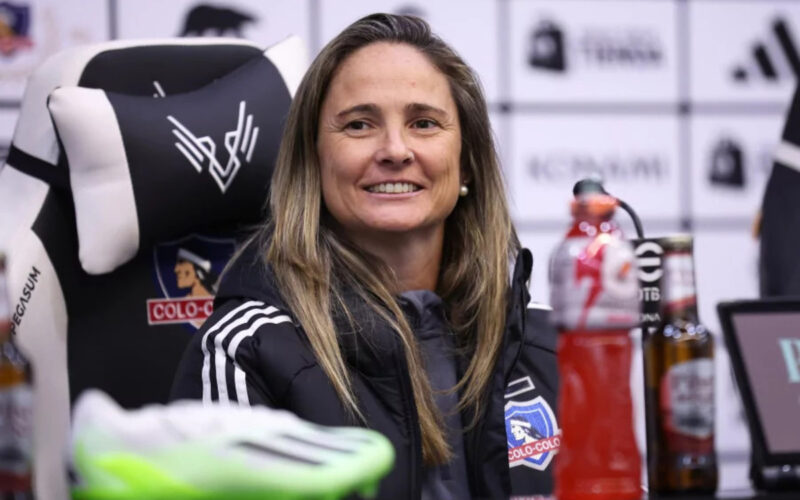 Primer plano a Tatiele Silveira en una conferencia.