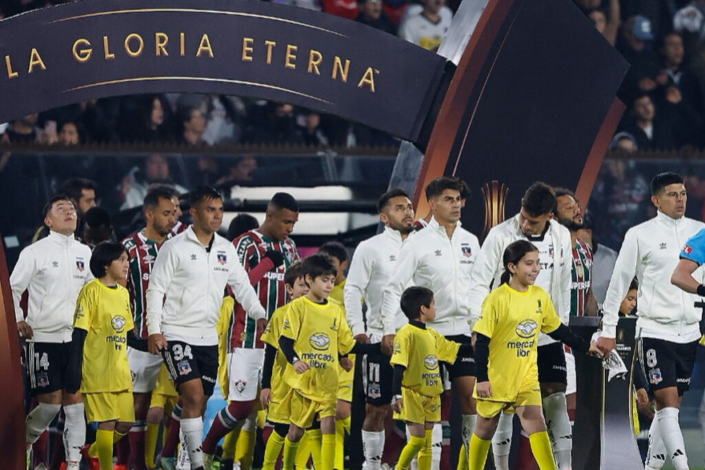 Jugadores de Colo-Colo entrando a la cancha del Estadio Monumental en Copa Libertadores