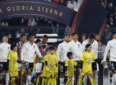 Jugadores de Colo-Colo entrando a la cancha del Estadio Monumental en Copa Libertadores