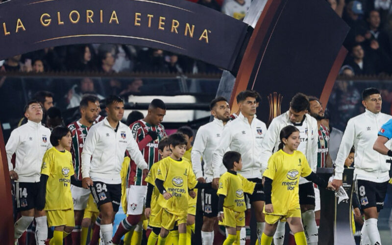 Jugadores de Colo-Colo entrando a la cancha del Estadio Monumental en Copa Libertadores