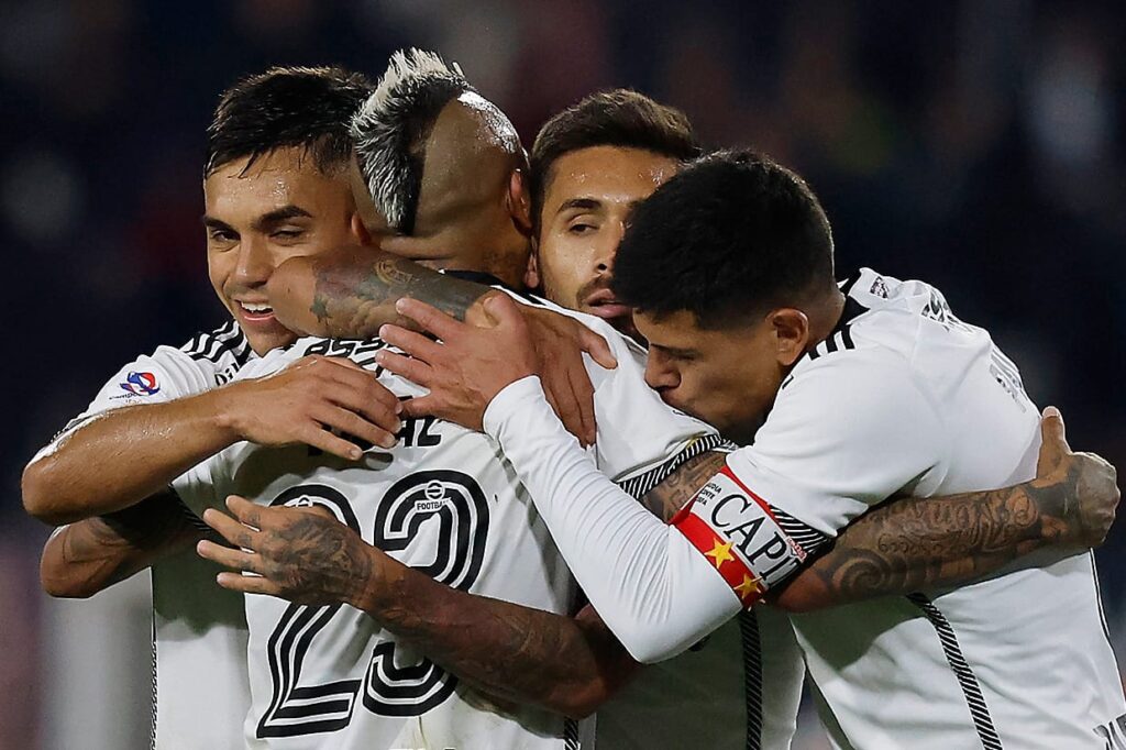 Jugadores de Colo-Colo celebrando un gol en el Estadio Monumental.